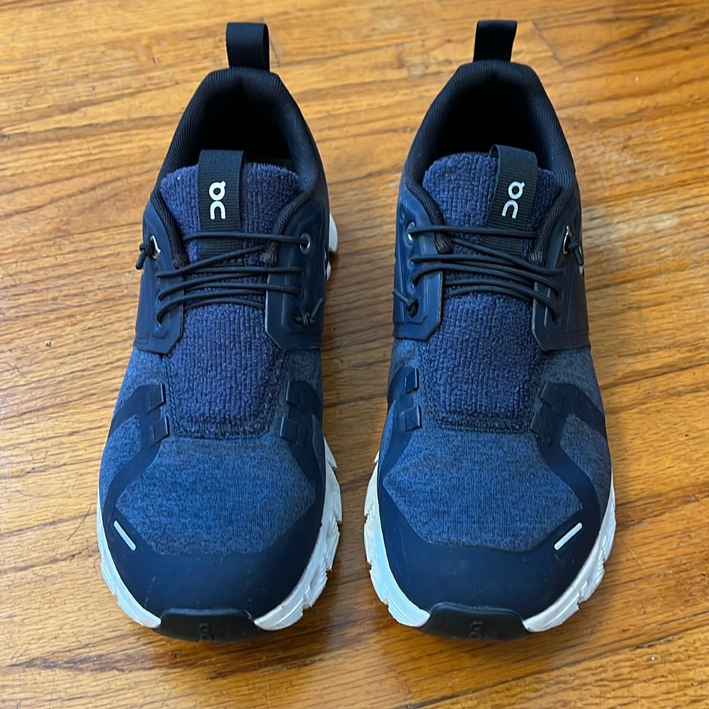 Navy Cloud 5 terry sneakers. Size 8